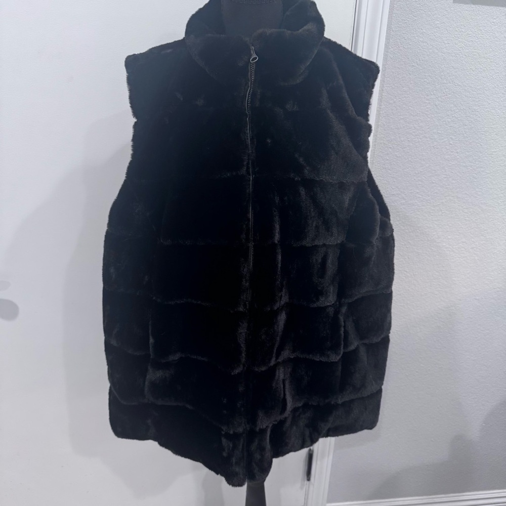 Carmen Marc Valvo Black Faux Fur Vest Zip Jacket Size 2XL New Outerwear Cozy